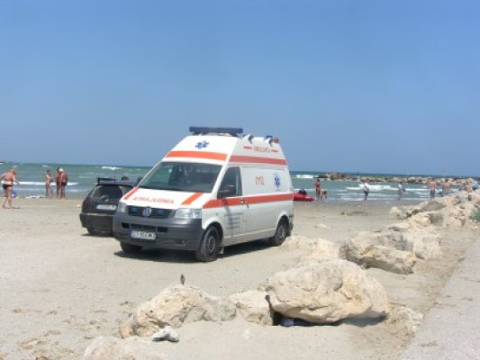 La un pas de înec: un turist a fost resuscitat, pe plaja din Eforie